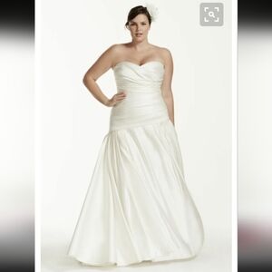 David's Bridal 9MB3651 Ivory Size 24W A-lined, Rouched Satin w/ Sweetheart Neck